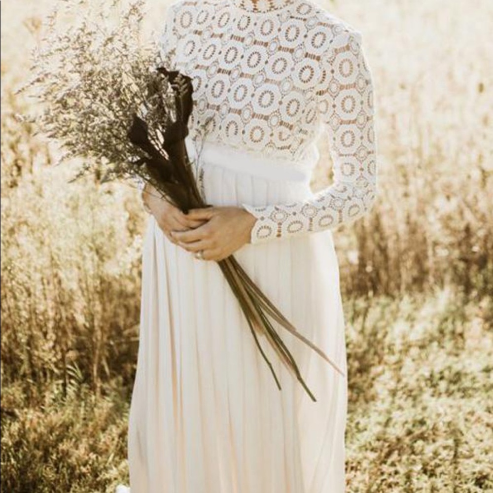 Lace maternity gown